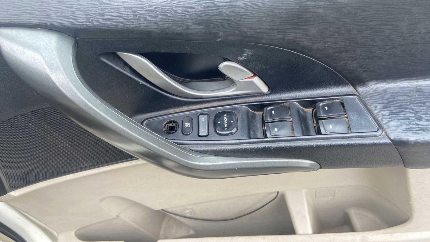 2016 Mahindra XUV500 W6, Diesel, Manual, Driver Side Door Panels Control