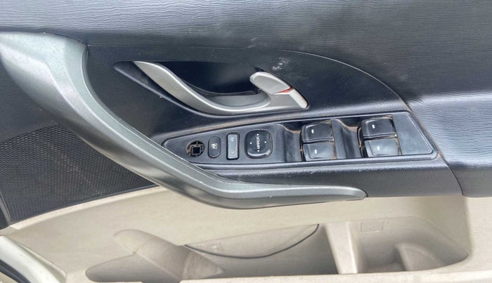 2016 Mahindra XUV500 W6, Diesel, Manual, Driver Side Door Panels Control