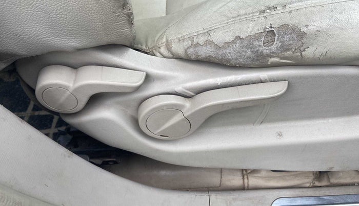 2016 Mahindra XUV500 W6, Diesel, Manual, Driver Side Adjustment Panel