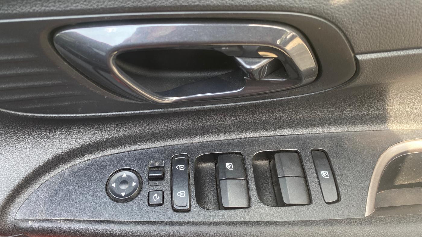 2021 Hyundai NEW I20 ASTA (O) 1.5 CRDI MT, Diesel, Manual, 1,06,158 km, Driver Side Door Panels Control