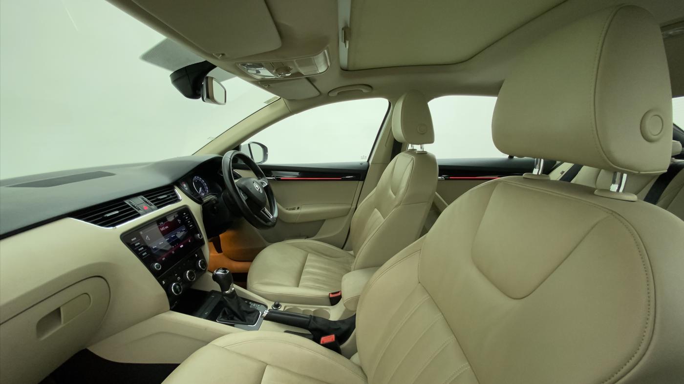 2018 Skoda Octavia LK 1.8 TSI AT, Petrol, Automatic, 67,602 km, Right Side Front Door Cabin