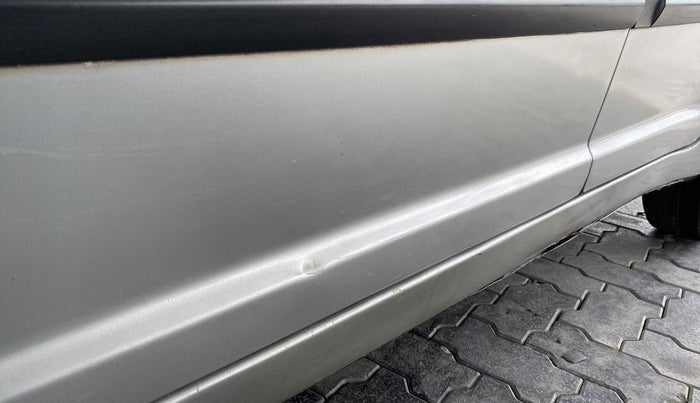 2010 Maruti Swift VXI, Petrol, Manual, 90,917 km, Front passenger door - Slightly dented