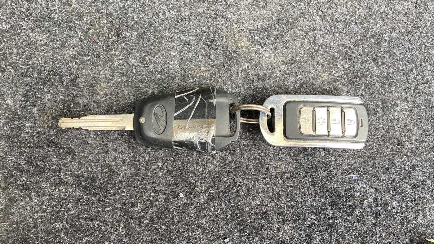 2017 Mahindra Kuv100 K2 6 STR, Petrol, Manual, 54,698 km, Key Close Up