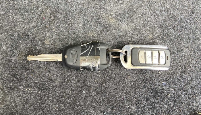 2017 Mahindra Kuv100 K2 6 STR, Petrol, Manual, 54,698 km, Key Close Up