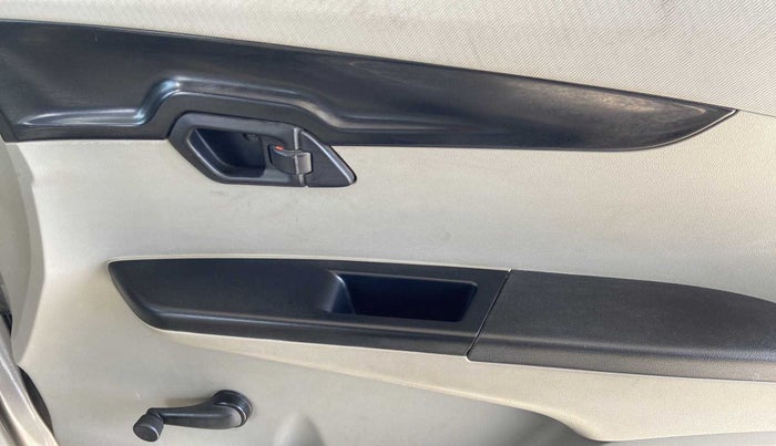 2017 Mahindra Kuv100 K2 6 STR, Petrol, Manual, 54,698 km, Driver Side Door Panels Control