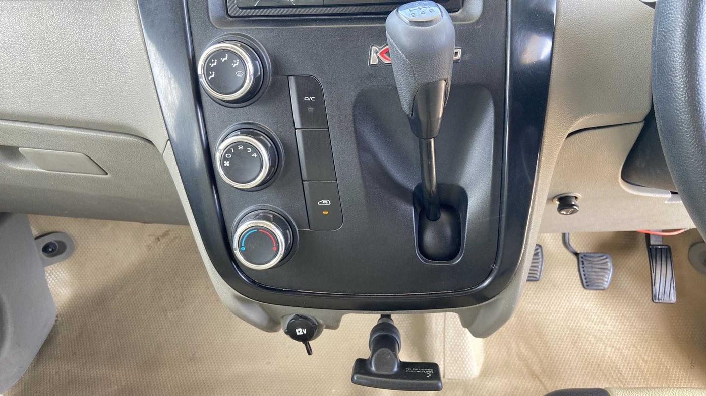 2017 Mahindra Kuv100 K2 6 STR, Petrol, Manual, 54,698 km, Gear Lever