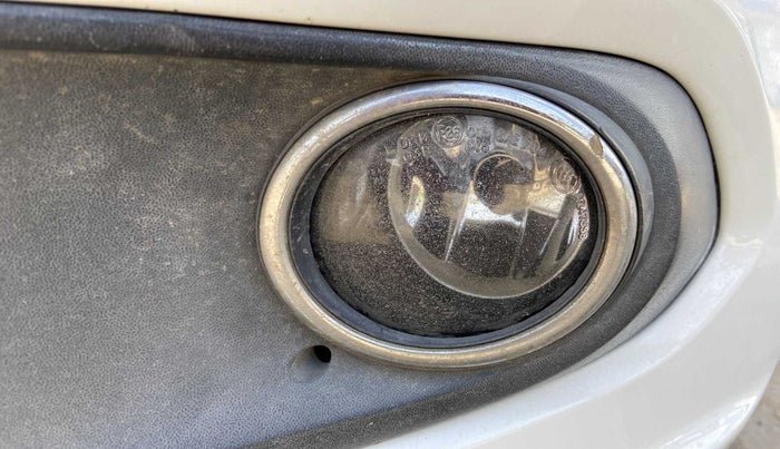 2013 Volkswagen Vento HIGHLINE DIESEL 1.6, Diesel, Manual, 1,15,069 km, Left fog light - Not working