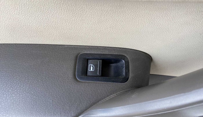 2013 Volkswagen Vento HIGHLINE DIESEL 1.6, Diesel, Manual, 1,15,069 km, Left rear window switch / handle - Window making noise/ moving slow