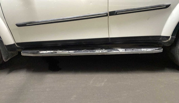 2015 Mahindra XUV500 W10, Diesel, Manual, 91,571 km, Left running board - Slight discoloration