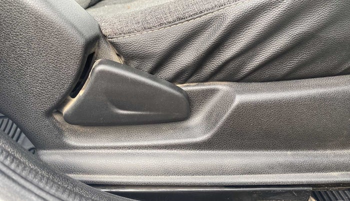 2018 Renault Kwid RXT 1.0, CNG, Manual, 41,056 km, Driver Side Adjustment Panel