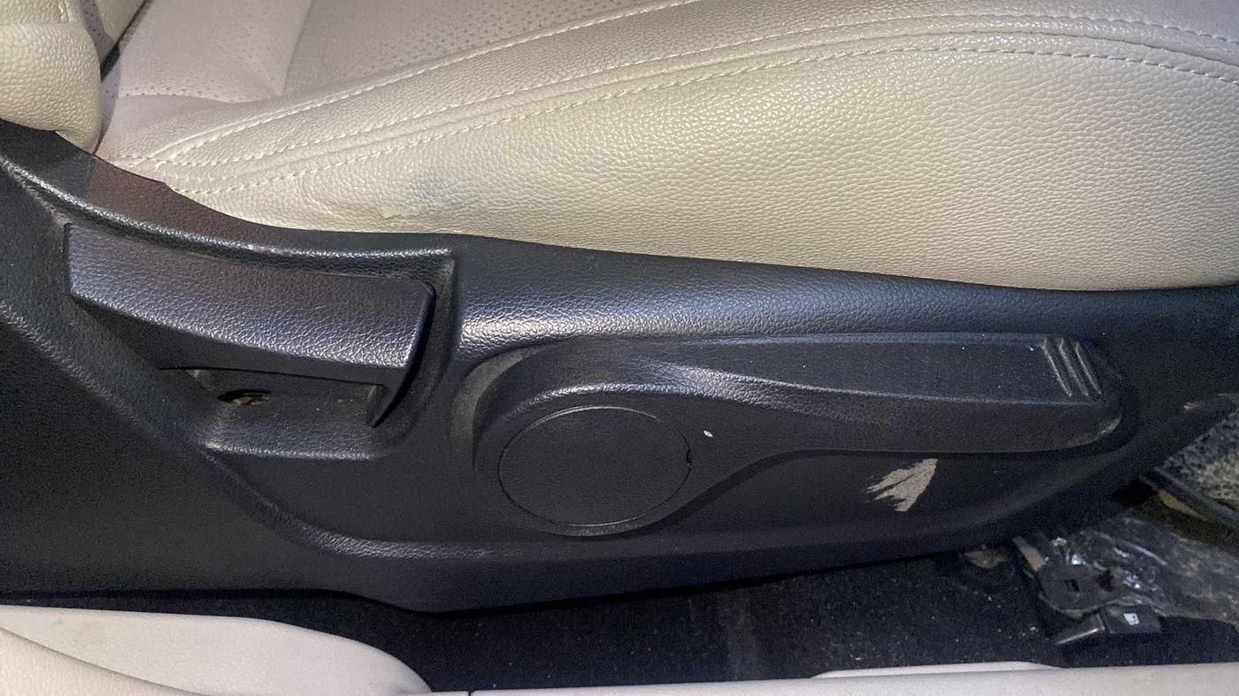 2020 Mahindra XUV300 W8 1.5 DIESEL AMT, Diesel, Automatic, 61,118 km, Driver Side Adjustment Panel