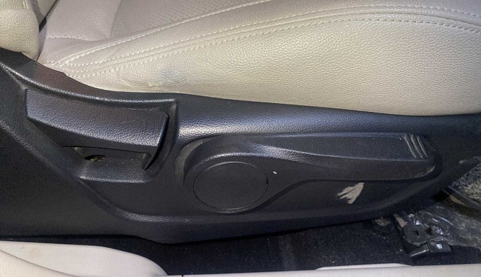 2020 Mahindra XUV300 W8 1.5 DIESEL AMT, Diesel, Automatic, 61,118 km, Driver Side Adjustment Panel