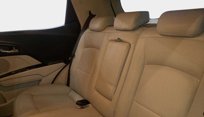 2020 Mahindra XUV300 W8 1.5 DIESEL AMT, Diesel, Automatic, 61,118 km, Right Side Rear Door Cabin