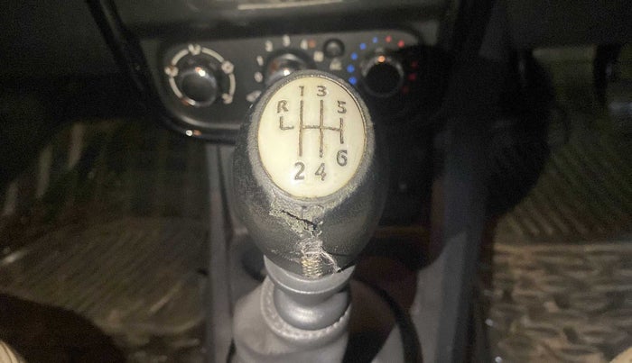 2013 Renault Duster 110 PS RXZ DIESEL, Diesel, Manual, 67,789 km, Gear lever - Knob cover torn