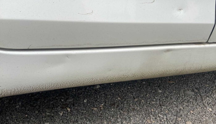 2015 Maruti Swift LXI, Petrol, Manual, 75,160 km, Right running board - Slightly dented
