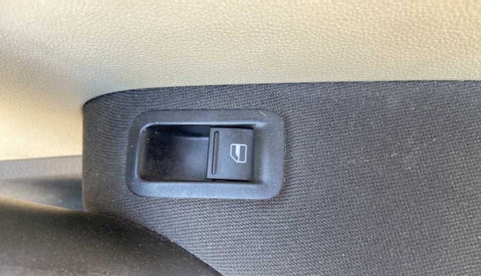 2021 Skoda Rapid AMBITION TSI, Petrol, Manual, 39,870 km, Right rear window switch / handle - Switch/handle not functional