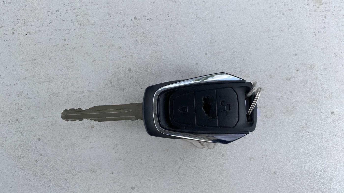 2018 Mahindra KUV 100 NXT K8 P 6 STR, Petrol, Manual, 39,396 km, Key Close Up