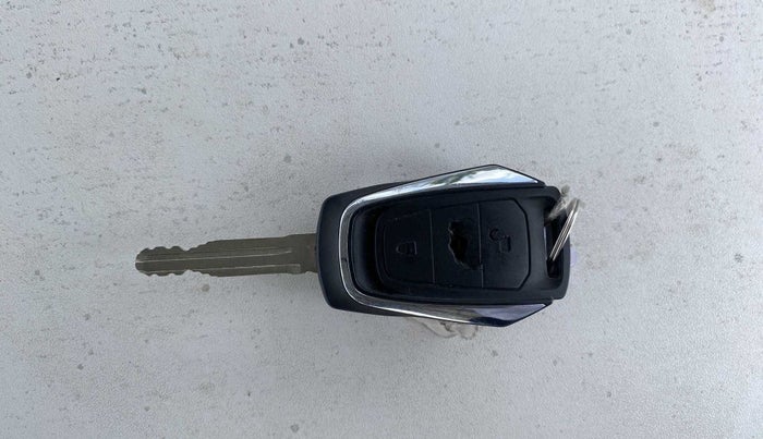 2018 Mahindra KUV 100 NXT K8 P 6 STR, Petrol, Manual, 39,396 km, Key Close Up