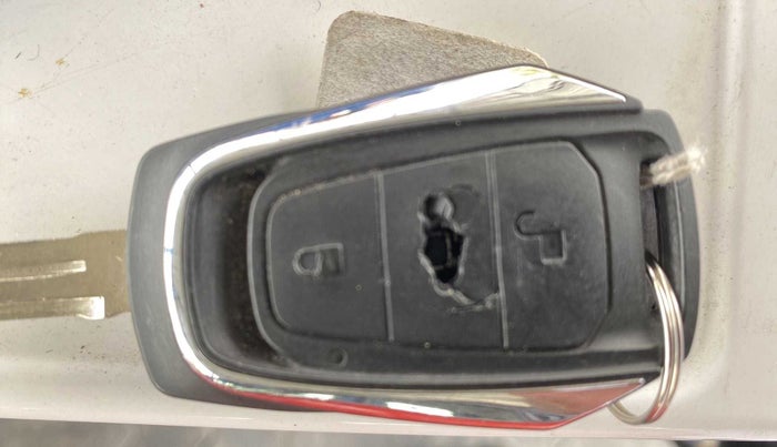 2018 Mahindra KUV 100 NXT K8 P 6 STR, Petrol, Manual, 39,396 km, Lock system - Remote key minor damage