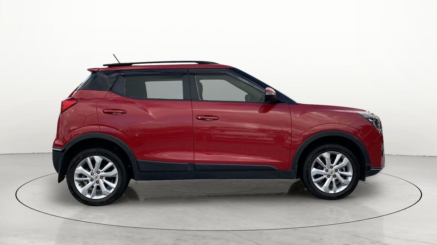 2020 Mahindra XUV300 W8 1.2 PETROL, Petrol, Manual, 23,123 km, Right Side View