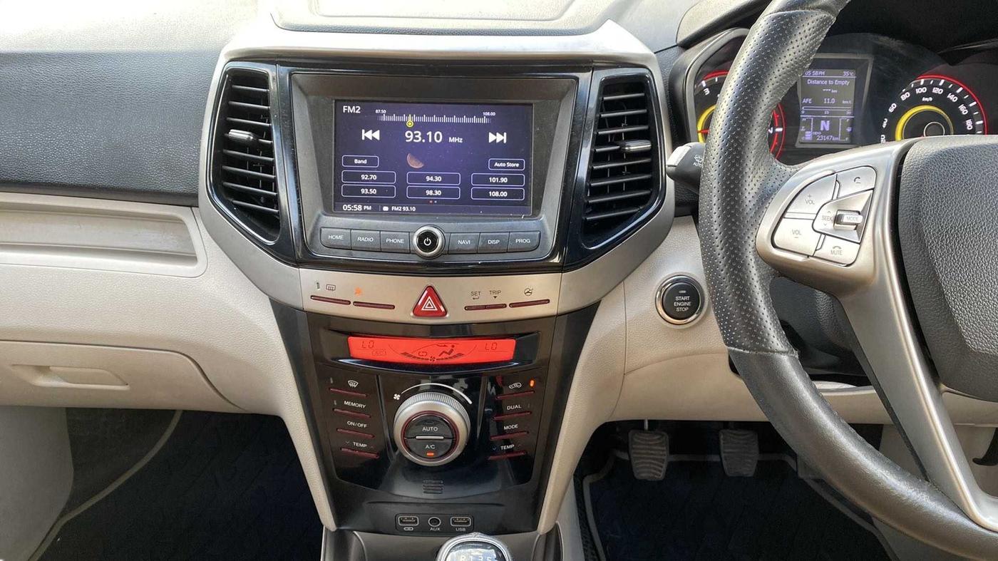 2020 Mahindra XUV300 W8 1.2 PETROL, Petrol, Manual, 23,123 km, Air Conditioner