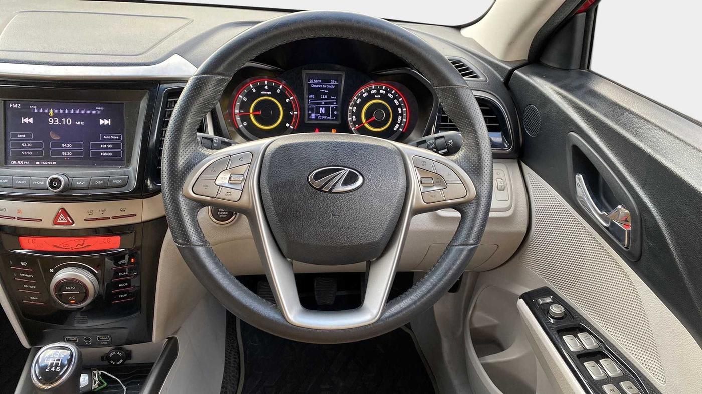 2020 Mahindra XUV300 W8 1.2 PETROL, Petrol, Manual, 23,123 km, Steering Wheel Close Up