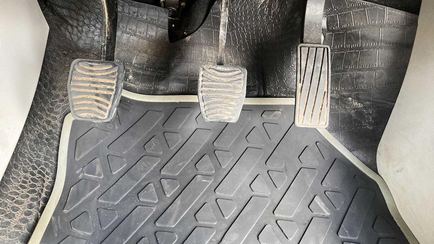 2020 Mahindra XUV300 W8 1.2 PETROL, Petrol, Manual, 23,123 km, Pedals