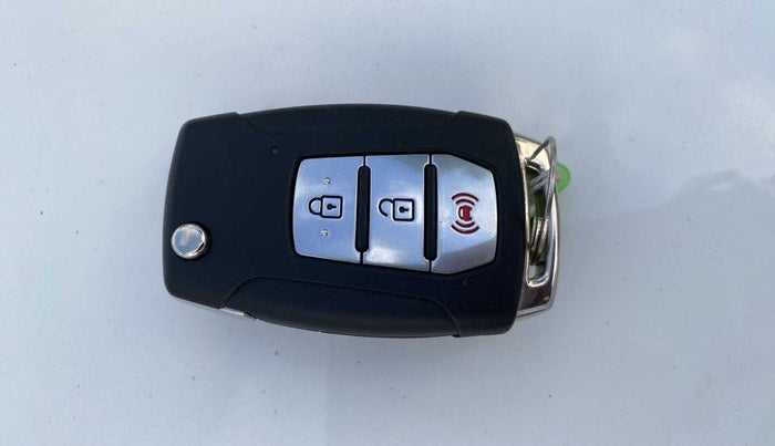 2020 Mahindra XUV300 W8 1.2 PETROL, Petrol, Manual, 23,123 km, Key Close Up