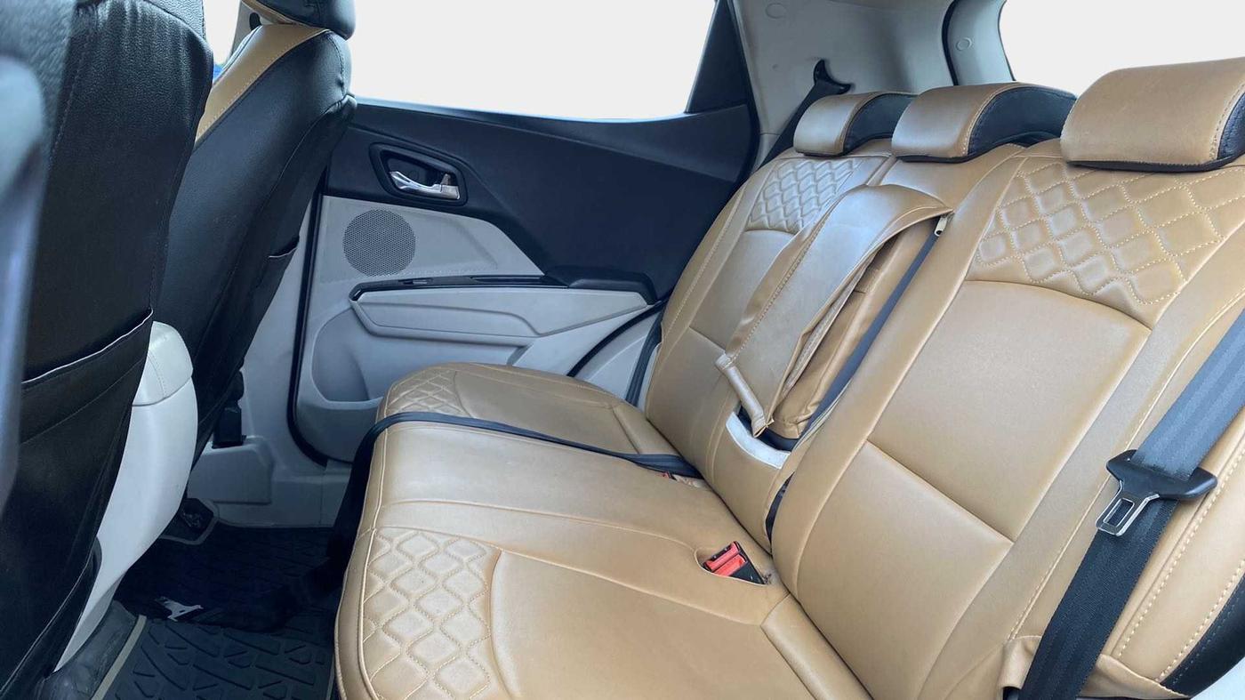 2020 Mahindra XUV300 W8 1.2 PETROL, Petrol, Manual, 23,123 km, Right Side Rear Door Cabin