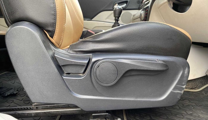 2020 Mahindra XUV300 W8 1.2 PETROL, Petrol, Manual, 23,123 km, Driver Side Adjustment Panel