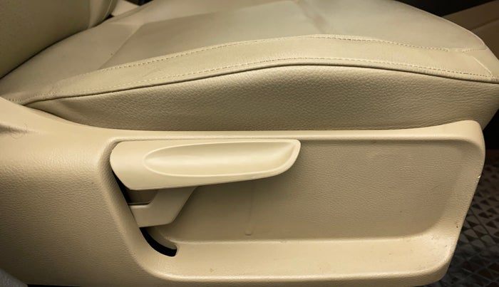 2019 Volkswagen Vento HIGHLINE 1.6 MPI, Petrol, Manual, 40,392 km, Driver Side Adjustment Panel