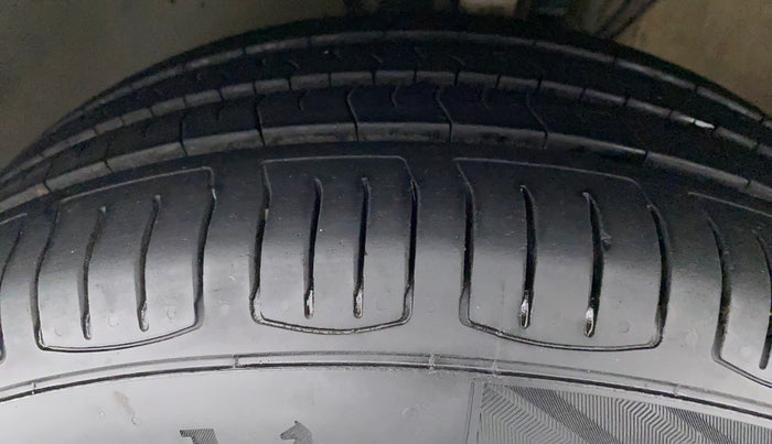 2019 Volkswagen Vento HIGHLINE 1.6 MPI, Petrol, Manual, 40,392 km, Left Front Tyre Tread