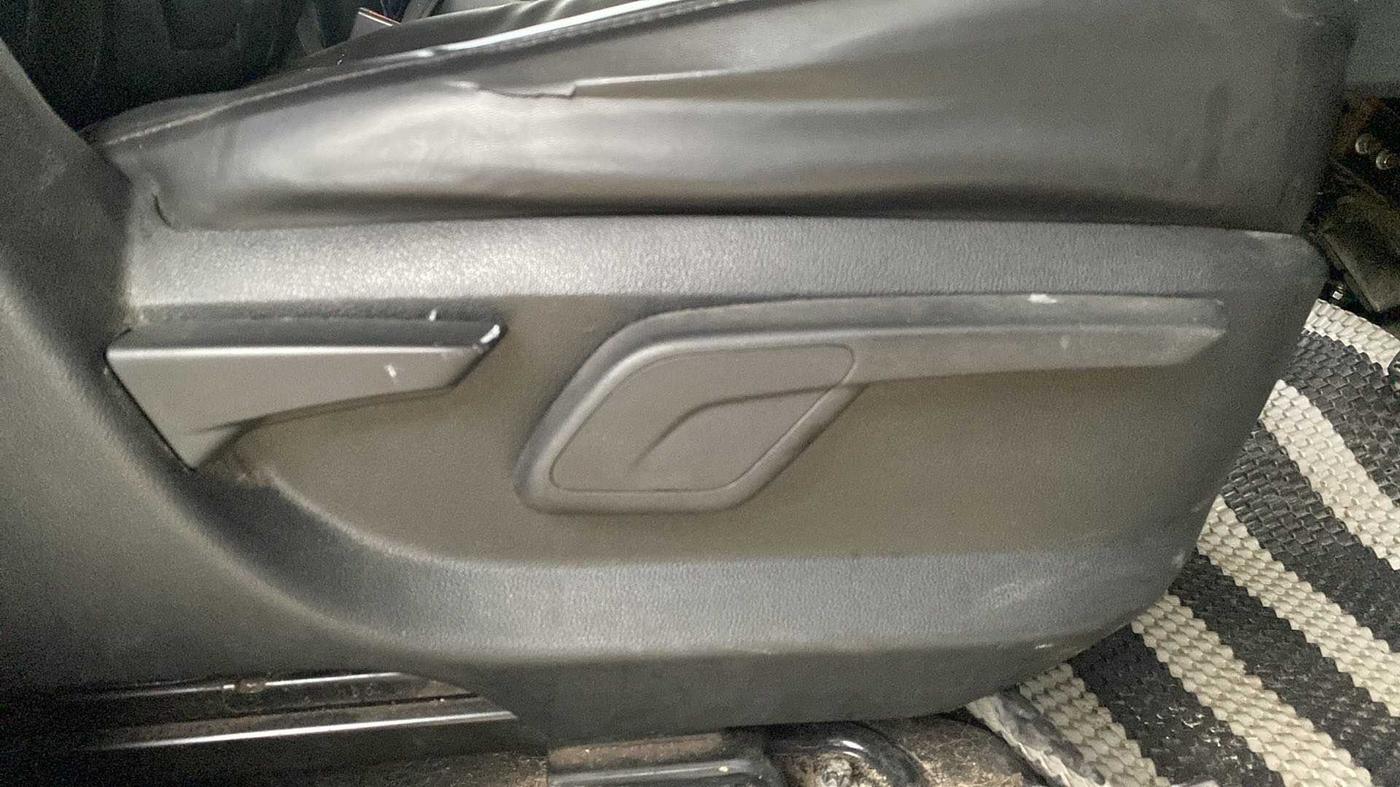 2017 Mahindra KUV 100 NXT K6+ D 6 STR, Diesel, Manual, 51,777 km, Driver Side Adjustment Panel