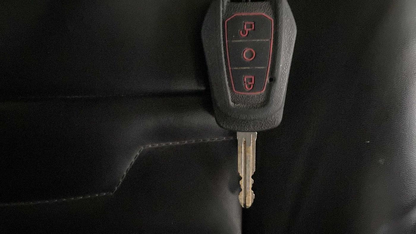 2017 Mahindra KUV 100 NXT K6+ D 6 STR, Diesel, Manual, 51,777 km, Key Close Up