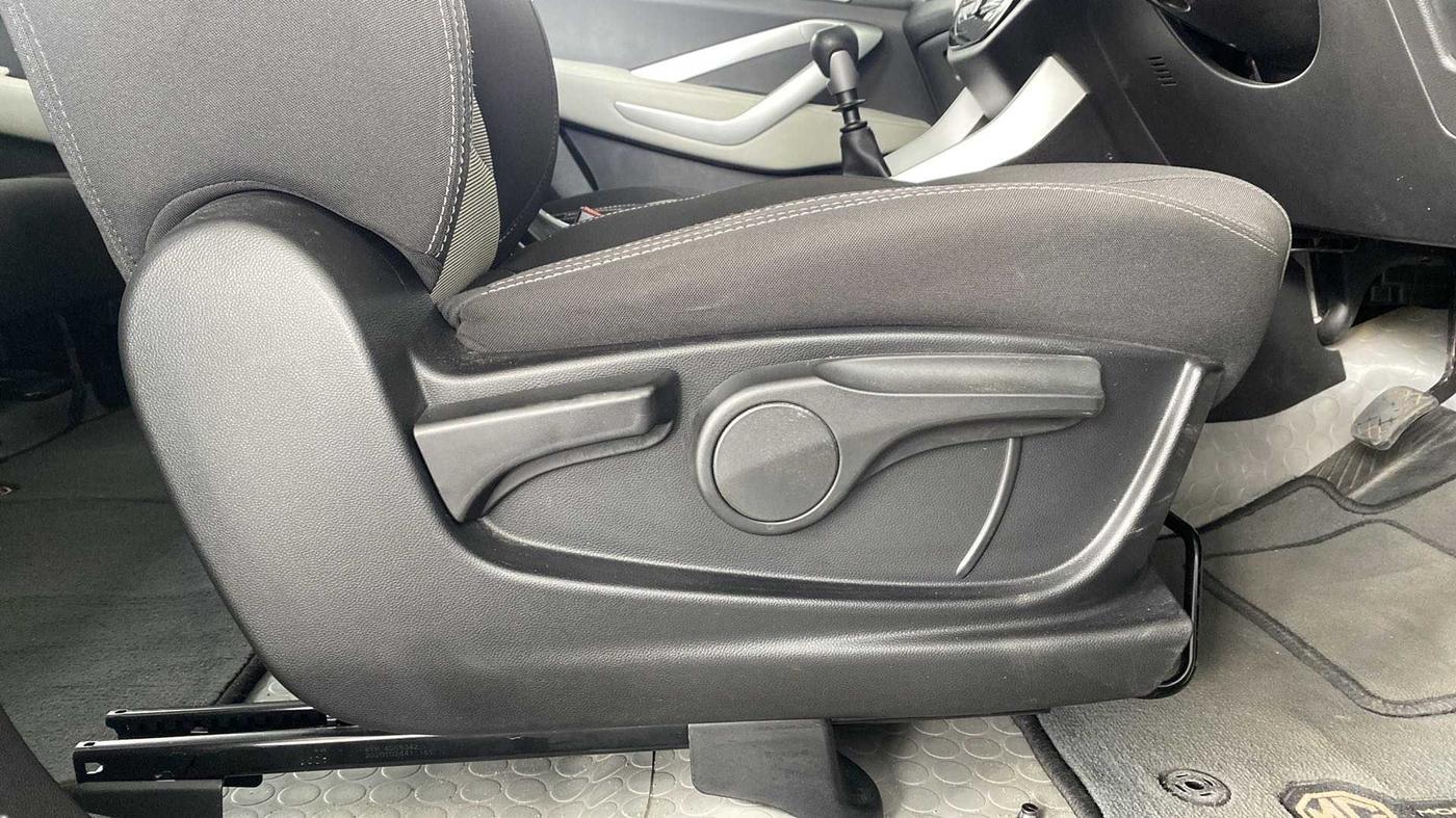 2021 MG HECTOR PLUS SUPER 2.0 DIESEL TURBO MT 7-STR, Diesel, Manual, 23,126 km, Driver Side Adjustment Panel