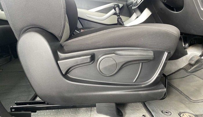2021 MG HECTOR PLUS SUPER 2.0 DIESEL TURBO MT 7-STR, Diesel, Manual, 23,126 km, Driver Side Adjustment Panel