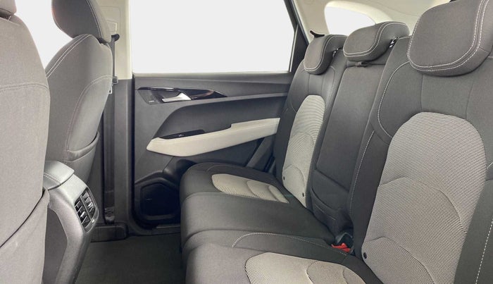2021 MG HECTOR PLUS SUPER 2.0 DIESEL TURBO MT 7-STR, Diesel, Manual, 23,126 km, Right Side Rear Door Cabin