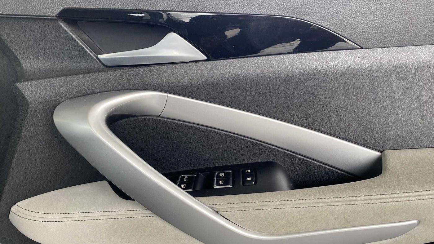 2021 MG HECTOR PLUS SUPER 2.0 DIESEL TURBO MT 7-STR, Diesel, Manual, 23,126 km, Driver Side Door Panels Control