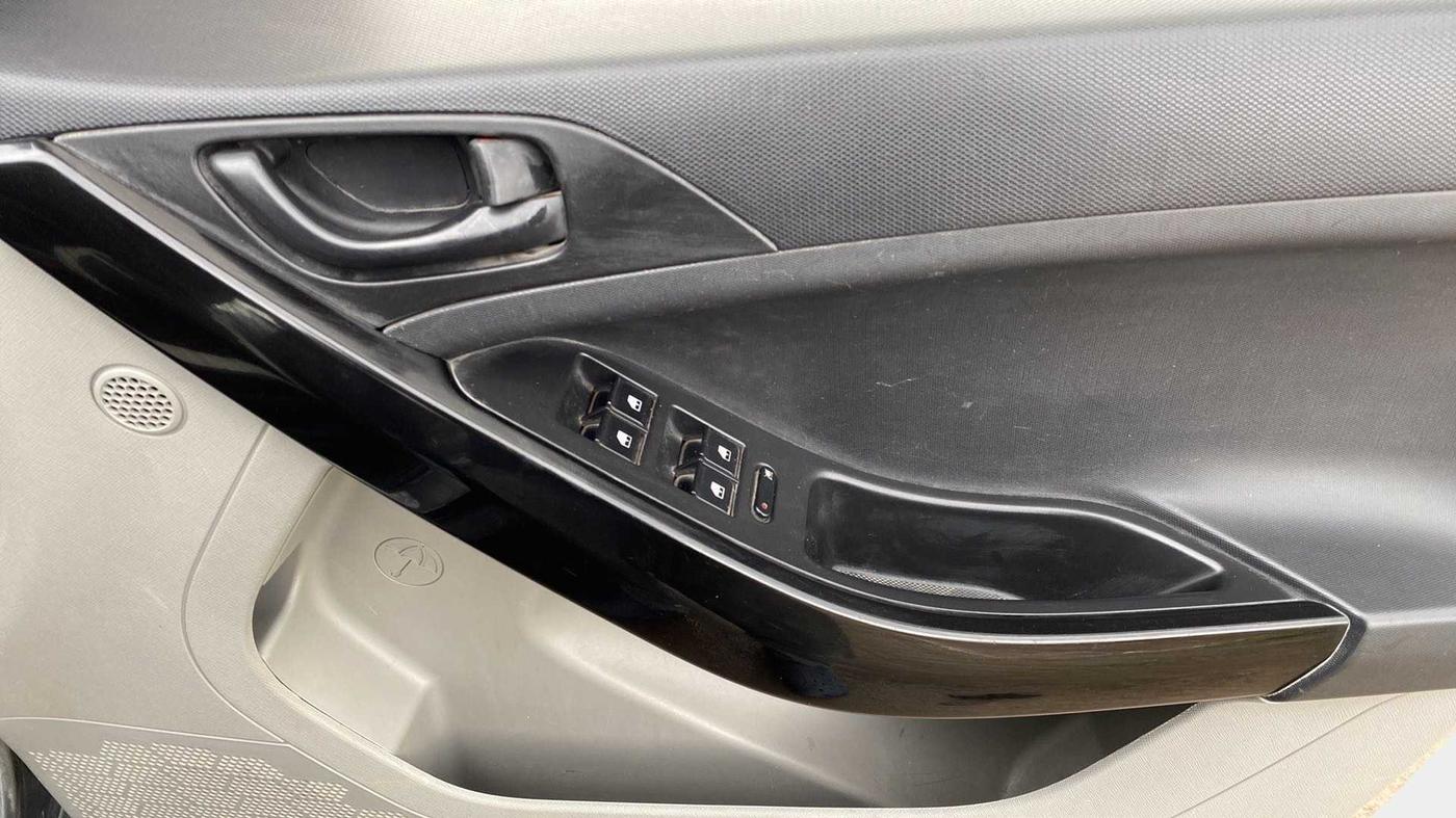 2018 Tata NEXON XM PETROL, Petrol, Manual, 83,550 km, Driver Side Door Panels Control