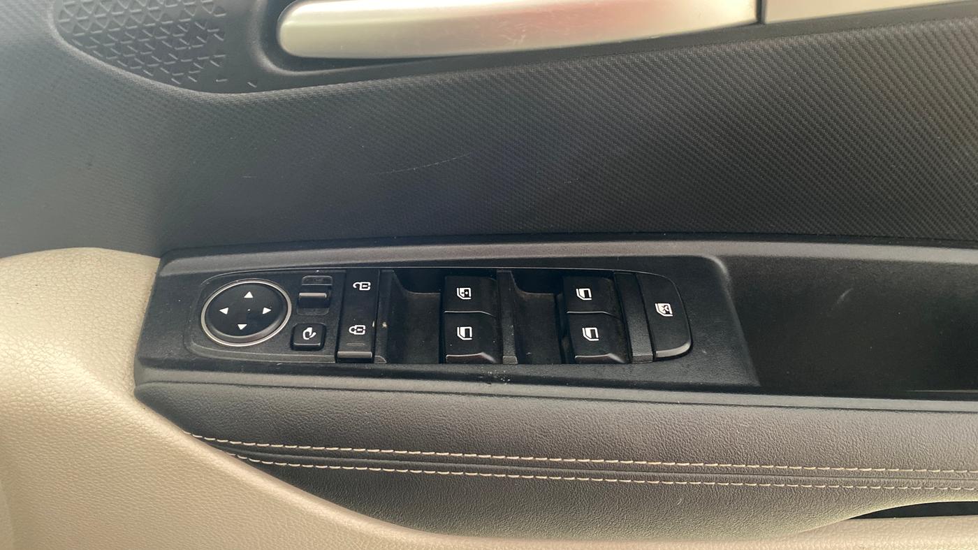 2022 KIA SONET HTX 1.0 IMT, Petrol, Manual, 54,188 km, Driver Side Door Panels Control