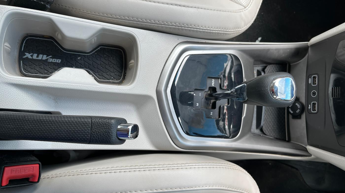 2022 Mahindra XUV300 W8 (O) 1.2 PETROL AMT, Petrol, Automatic, 53,632 km, Gear Lever