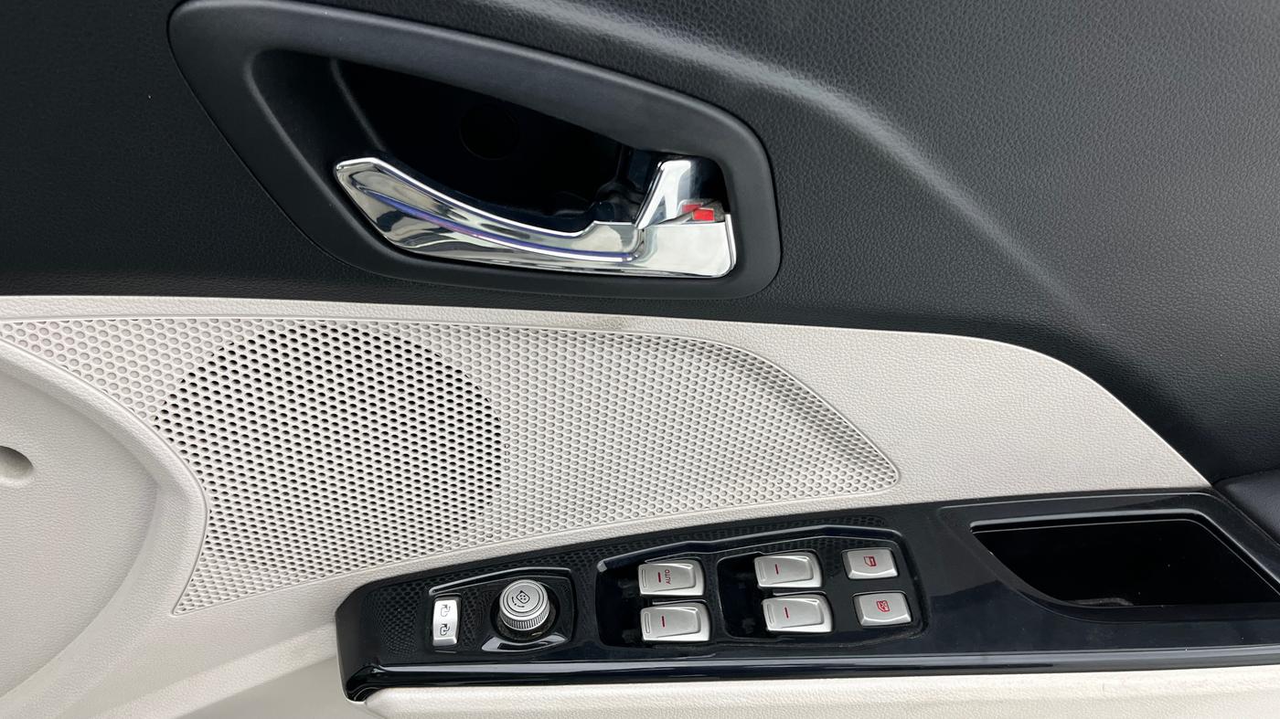 2022 Mahindra XUV300 W8 (O) 1.2 PETROL AMT, Petrol, Automatic, 53,632 km, Driver Side Door Panels Control