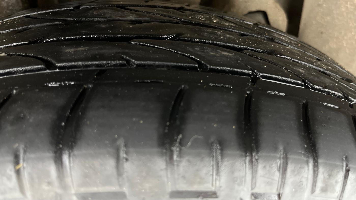 2022 Mahindra XUV300 W8 (O) 1.2 PETROL AMT, Petrol, Automatic, 53,632 km, Right Rear Tyre Tread
