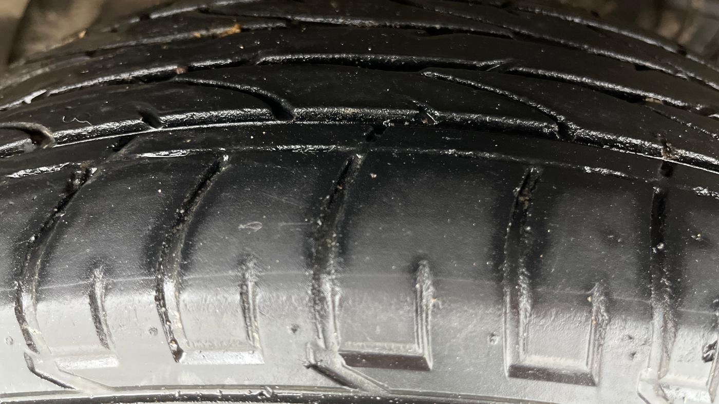 2022 Mahindra XUV300 W8 (O) 1.2 PETROL AMT, Petrol, Automatic, 53,632 km, Right Front Tyre Tread