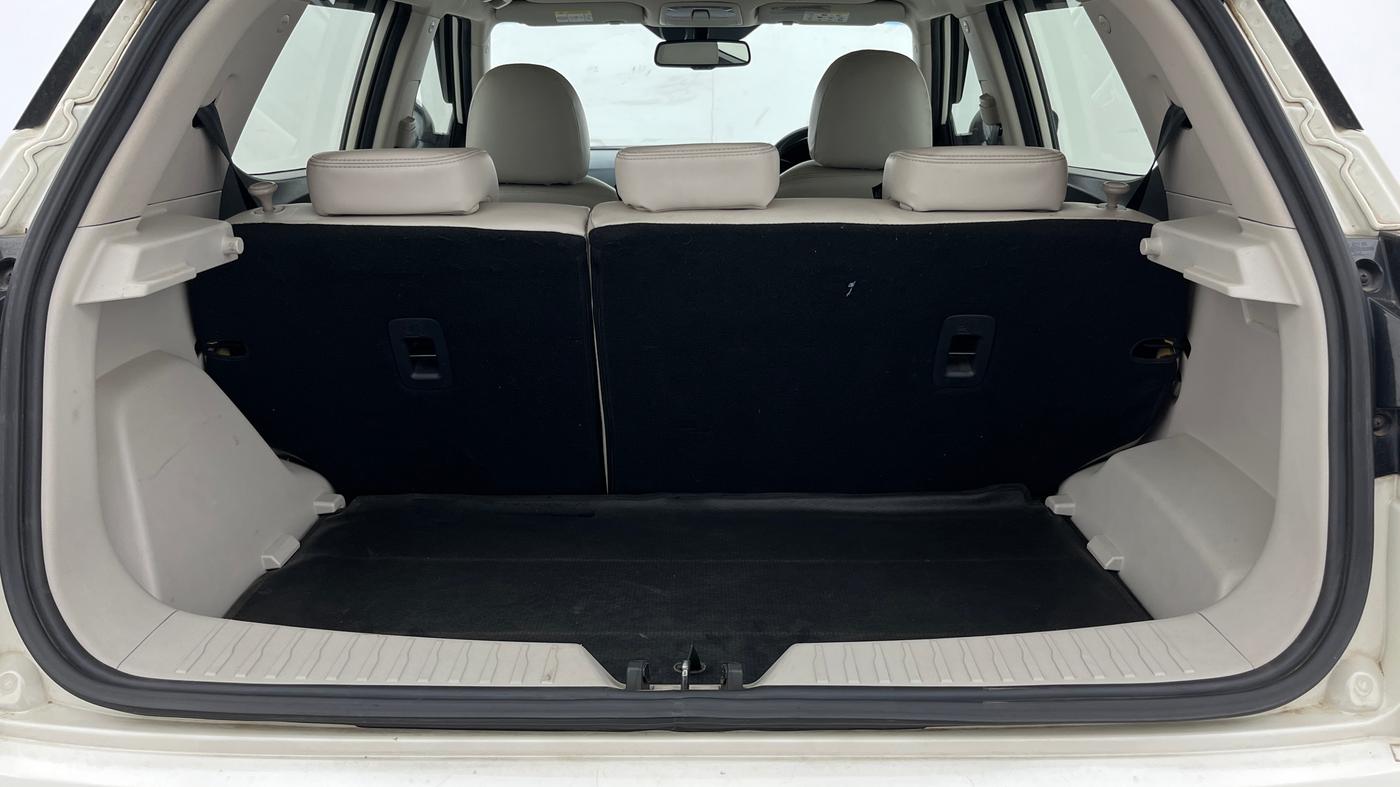 2022 Mahindra XUV300 W8 (O) 1.2 PETROL AMT, Petrol, Automatic, 53,632 km, Boot Inside