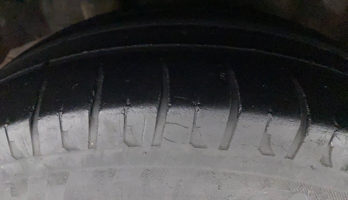 2015 Honda Amaze 1.2L I-VTEC S, Petrol, Manual, 1,02,249 km, Right Rear Tyre Tread