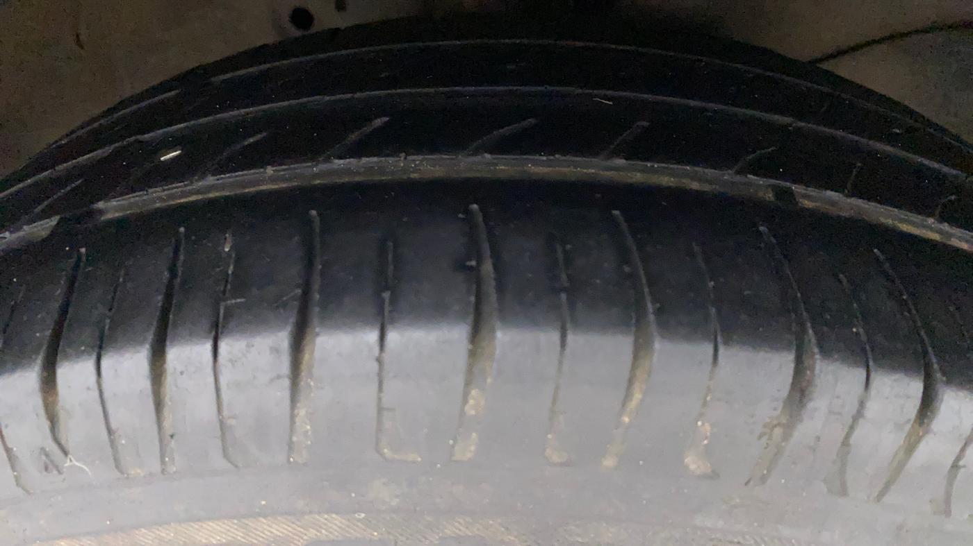 2015 Honda Amaze 1.2L I-VTEC S, Petrol, Manual, 1,02,249 km, Right Front Tyre Tread