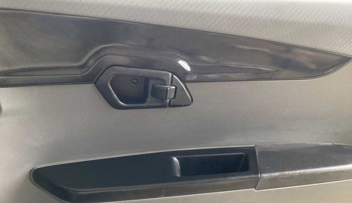 2017 Mahindra KUV 100 NXT K2+ P 6 STR, Petrol, Manual, 62,255 km, Driver Side Door Panels Control
