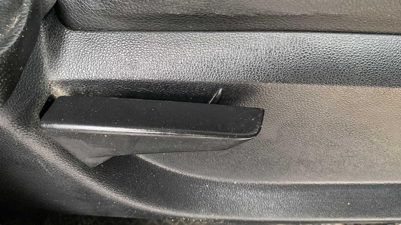 2017 Mahindra KUV 100 NXT K2+ P 6 STR, Petrol, Manual, 62,255 km, Driver Side Adjustment Panel