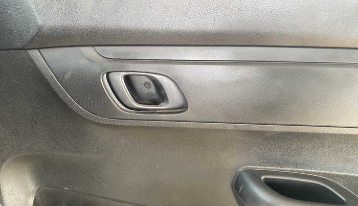 2017 Renault Kwid RXT 1.0 AMT (O), Petrol, Automatic, 34,061 km, Driver Side Door Panels Control